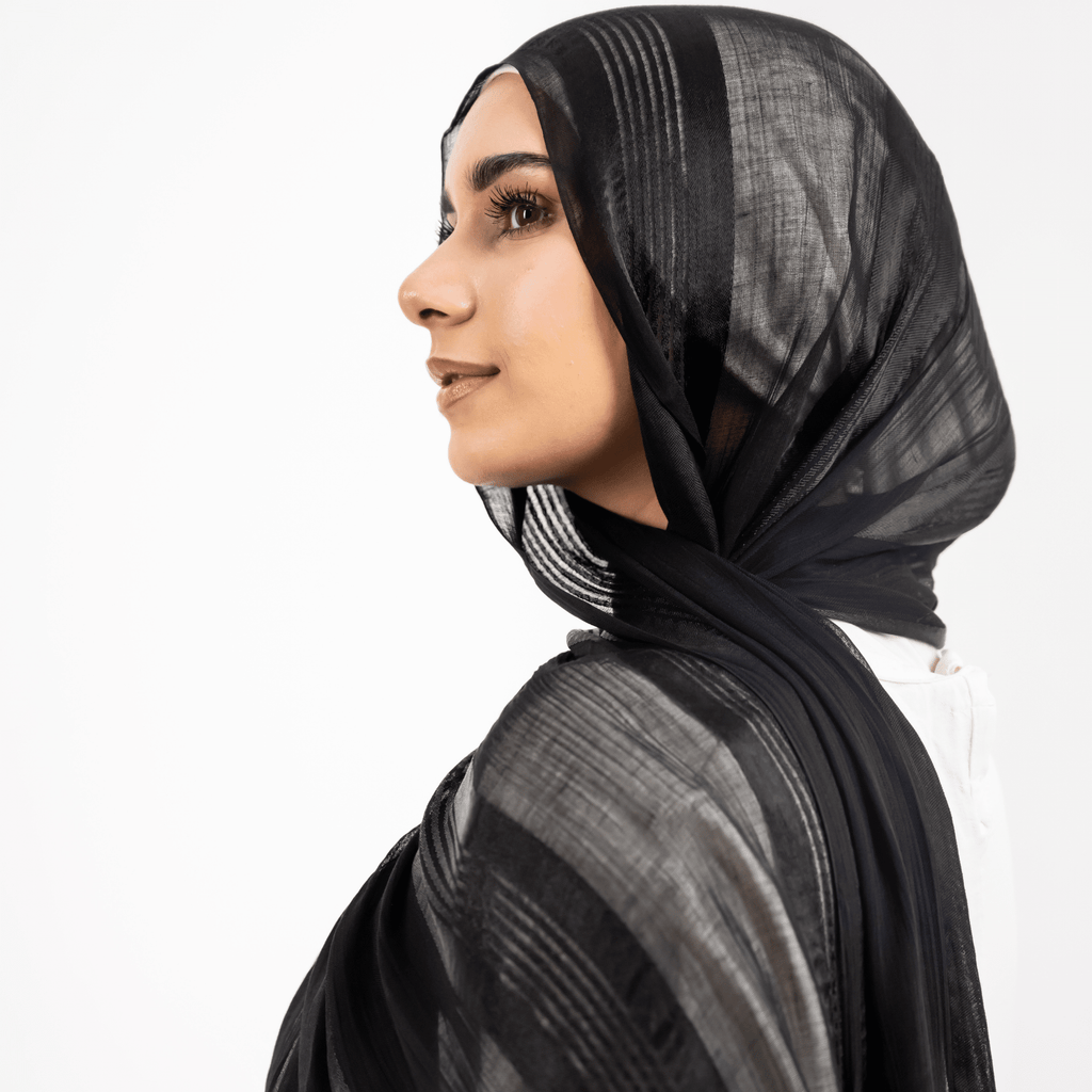 وشاح من الكتان المخطط بالساتان