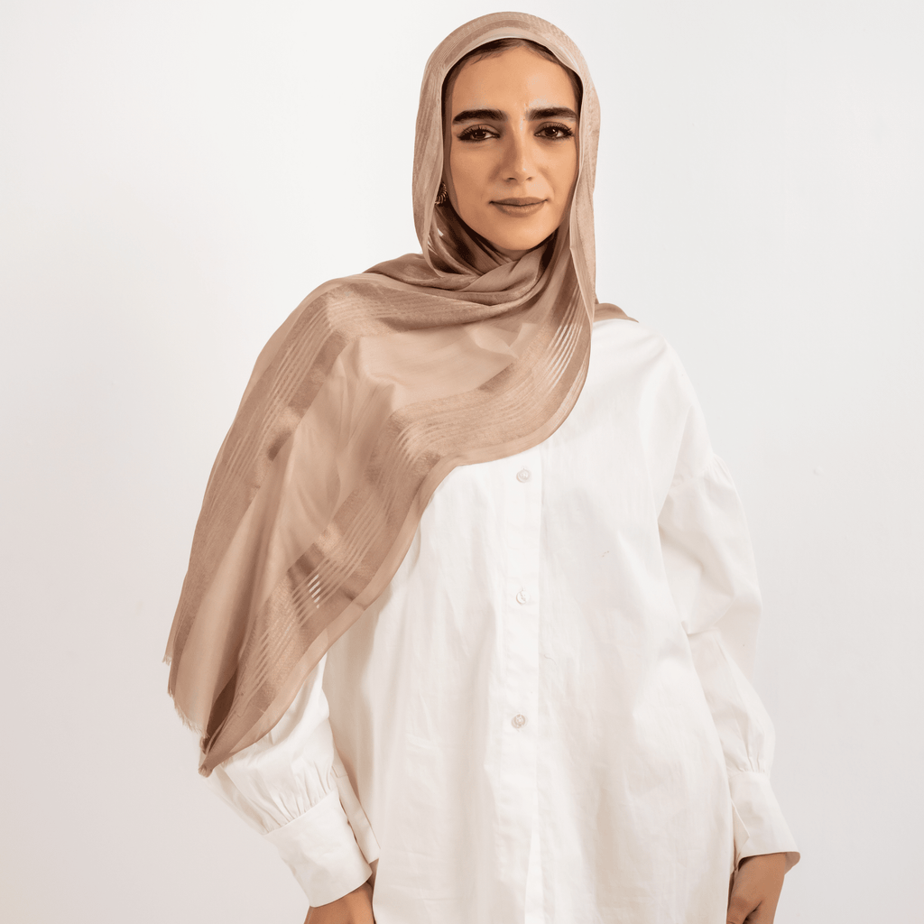 وشاح من الكتان المخطط بالساتان