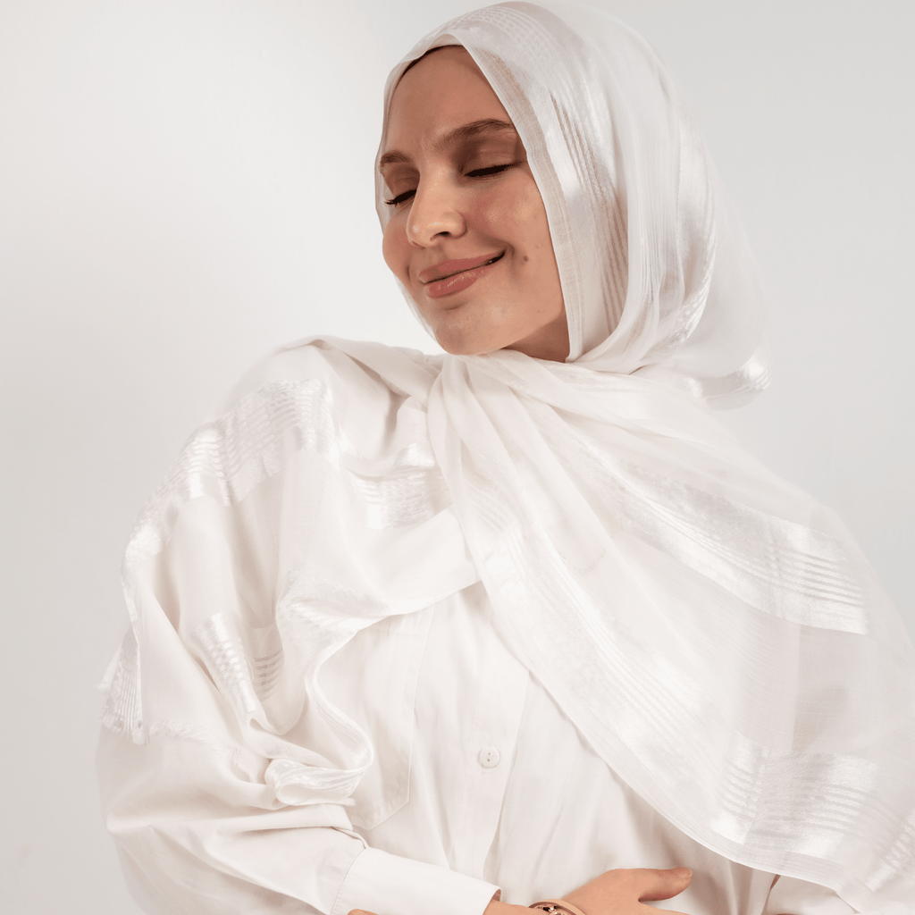 وشاح من الكتان المخطط بالساتان