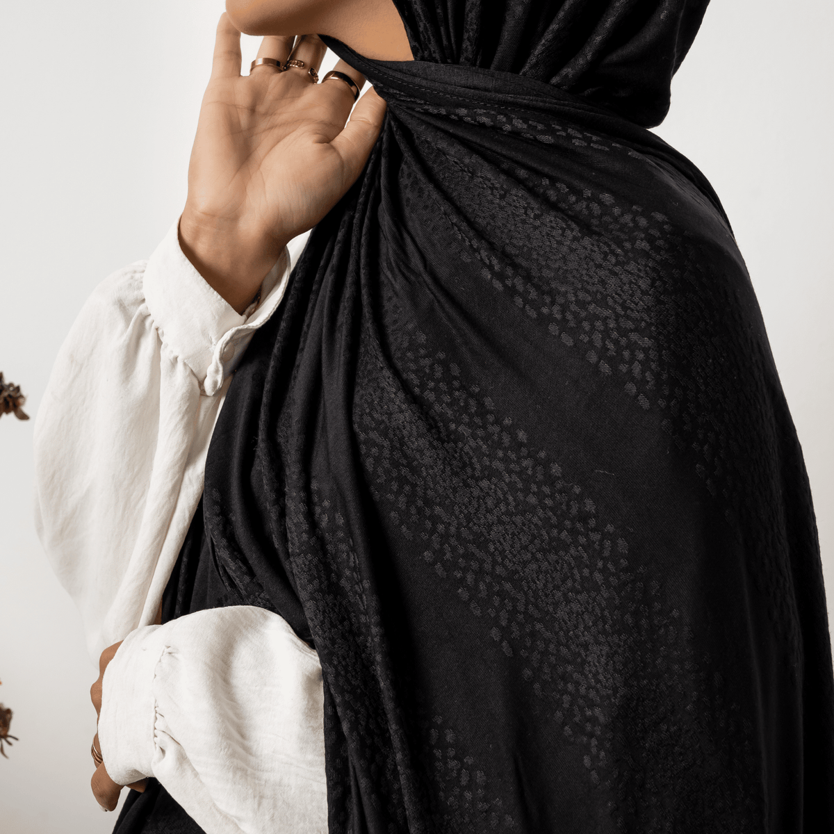 وشاح قطني مطاطي منقط