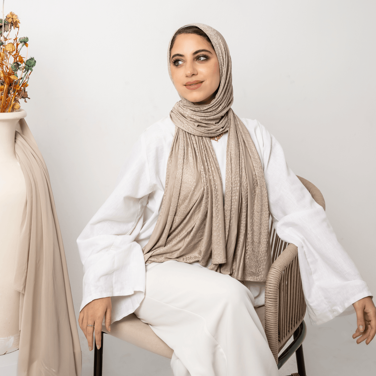 وشاح قطني مطاطي منقط