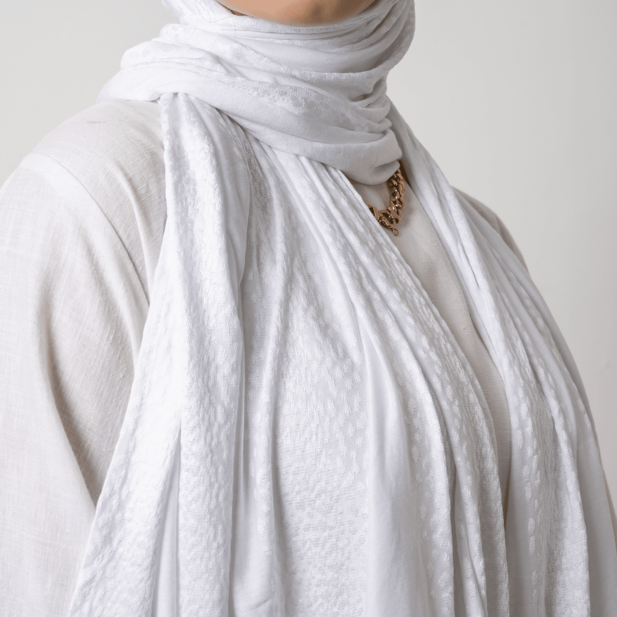 وشاح قطني مطاطي منقط