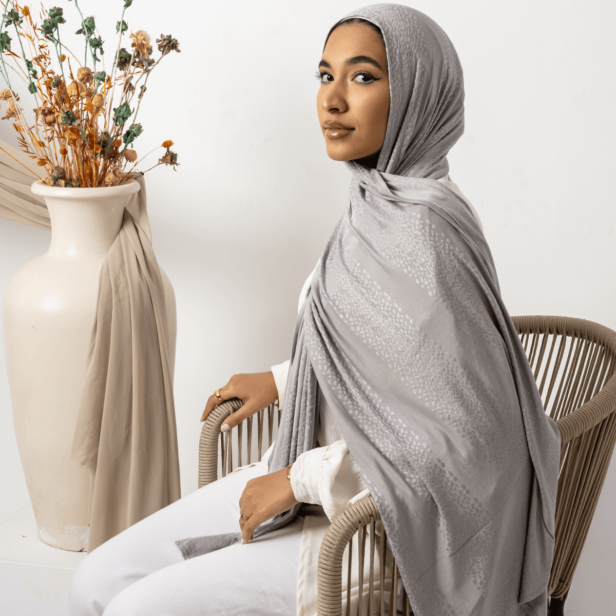 وشاح قطني مطاطي منقط