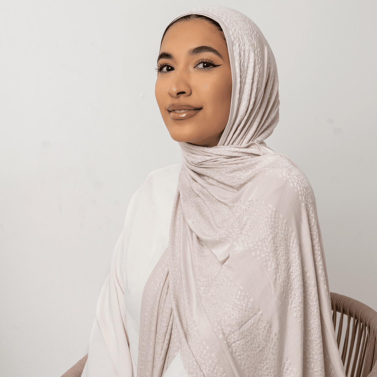 وشاح قطني مطاطي منقط