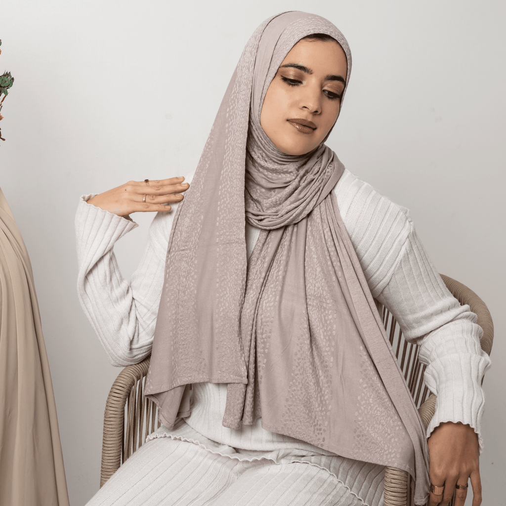 وشاح قطني مطاطي منقط