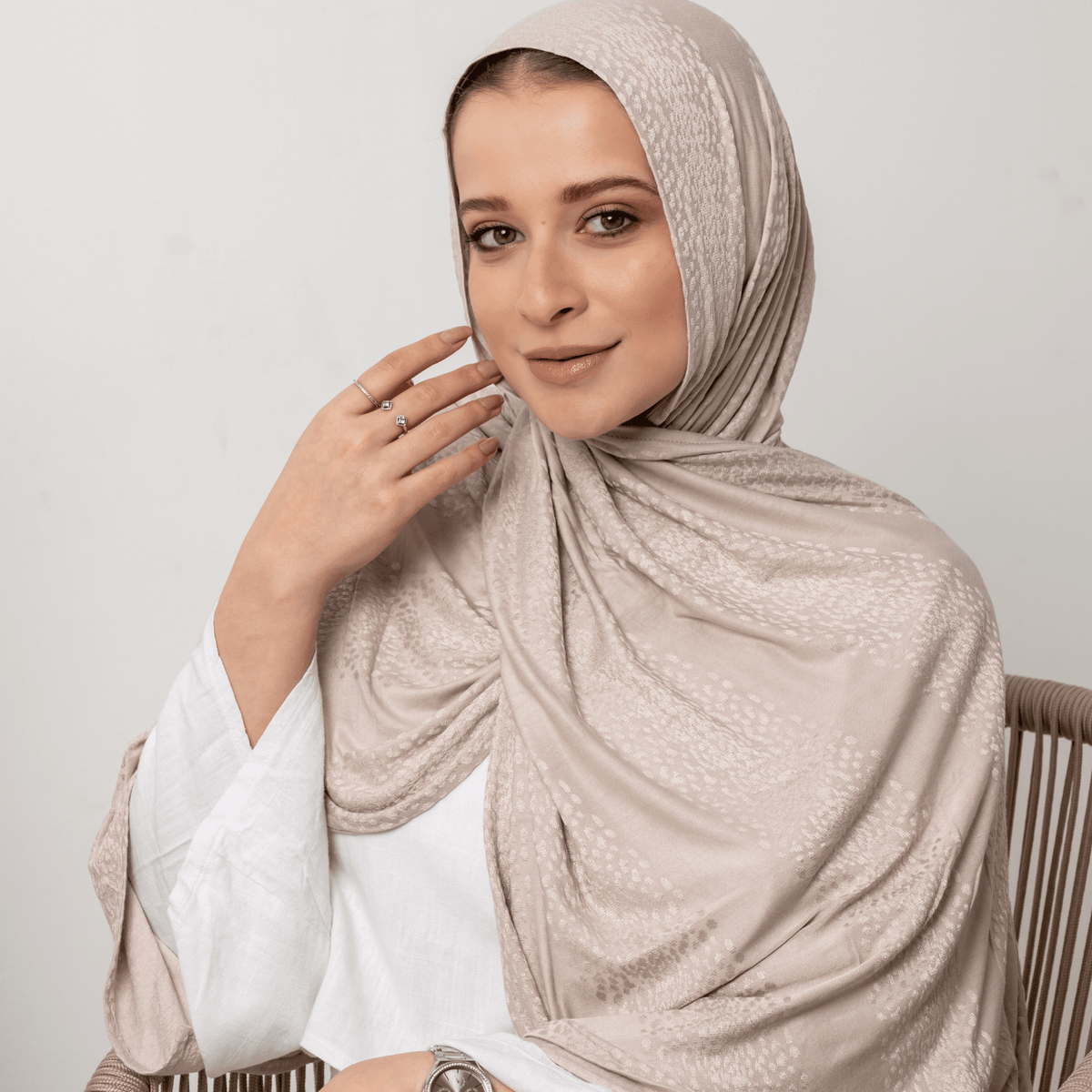 وشاح قطني مطاطي منقط