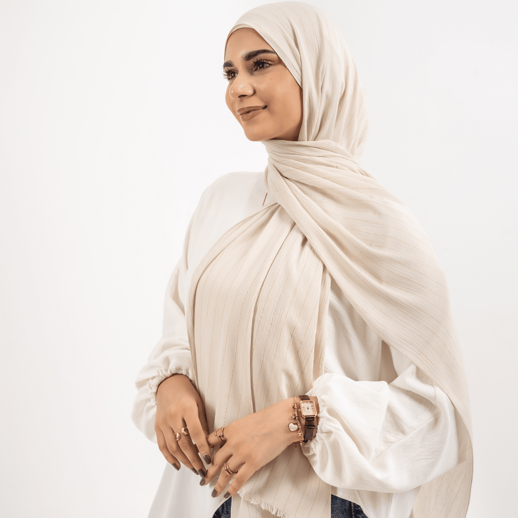 وشاح من الفيسكوز بخطوط ذهبية