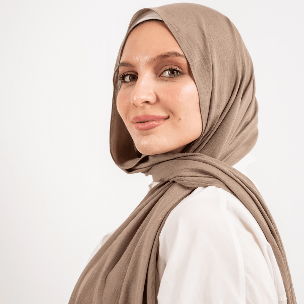 وشاح من الفيسكوز بخطوط ذهبية