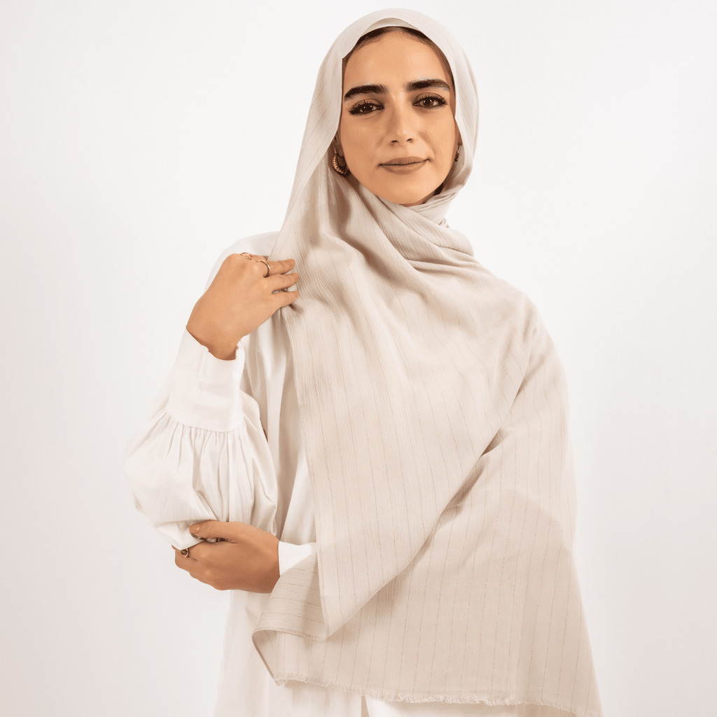 وشاح من الفيسكوز بخطوط ذهبية