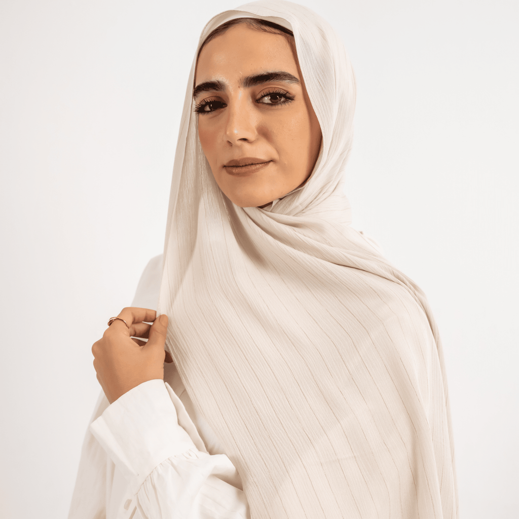 وشاح من الفيسكوز بخطوط ذهبية